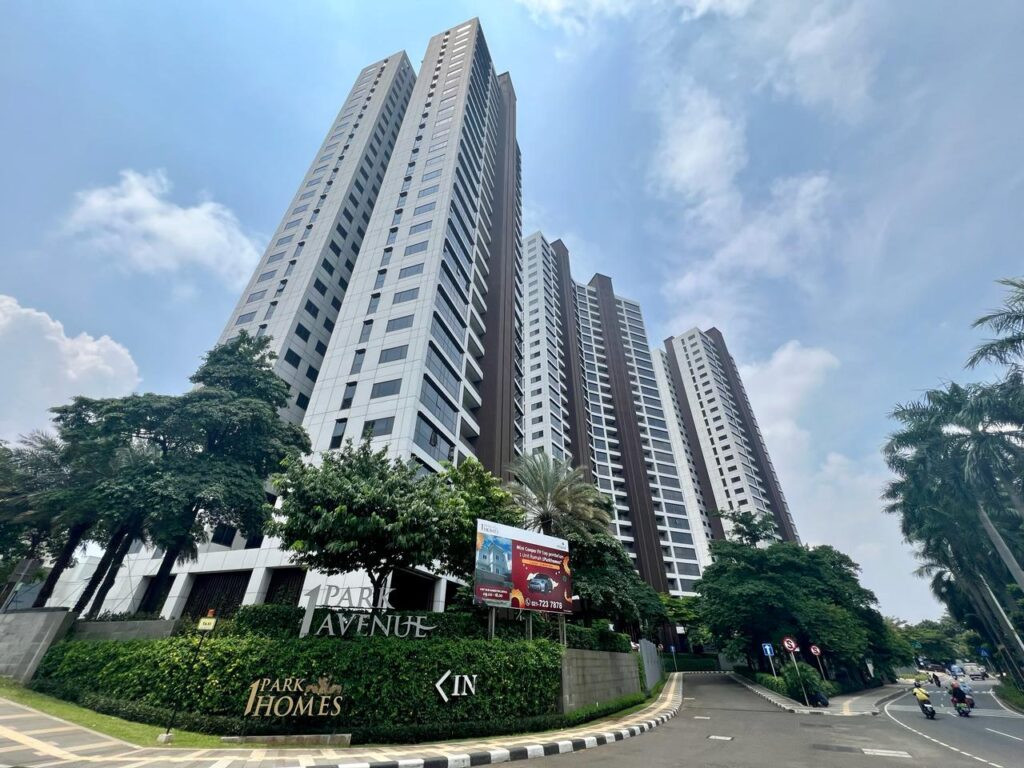 <strong>1PARK AVENUE<br />
NIKMATI KENYAMANAN APARTEMEN MODERN<br />
<span style="color:#f39c12">DENGAN FASILITAS LENGKAP</span></strong>